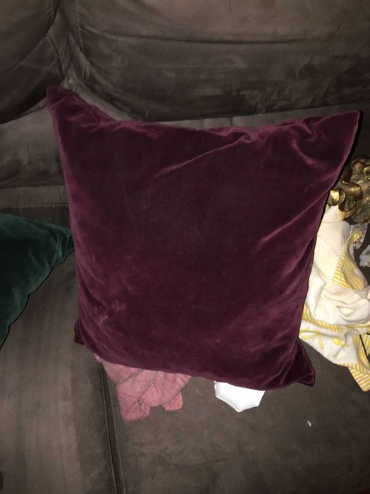 almofada roxa quadrada de suede