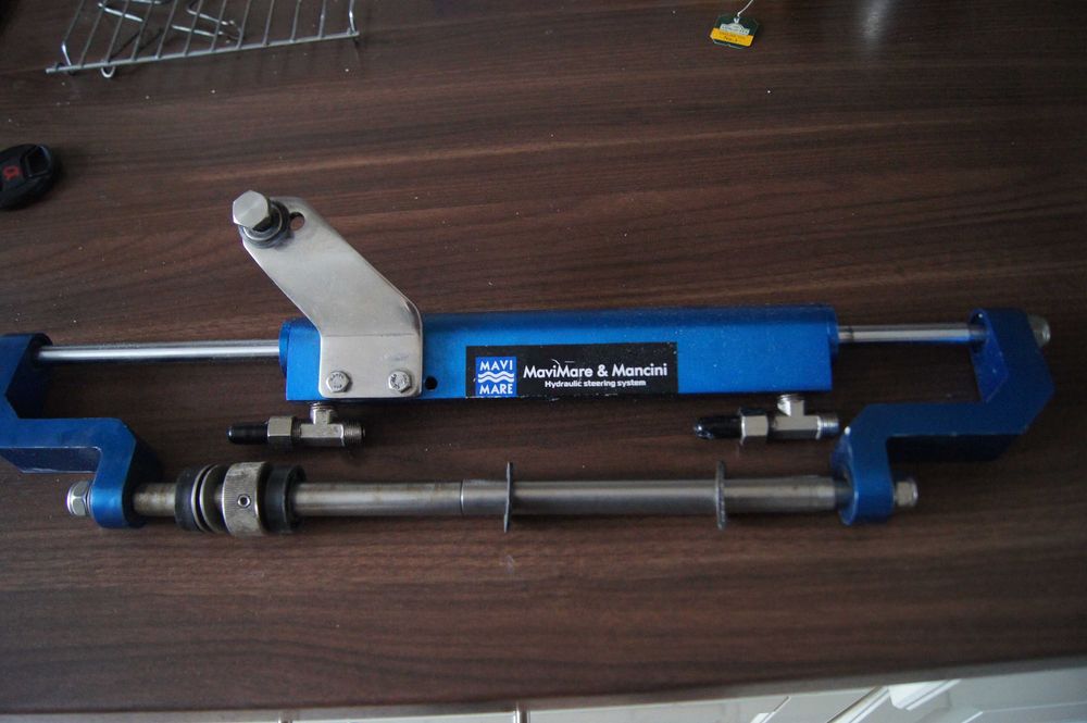 Siłownik MAVI MARE do silników zaburtowych mocy do 80 km