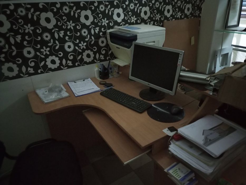 Продається 3 офісних стола різних розмірівх