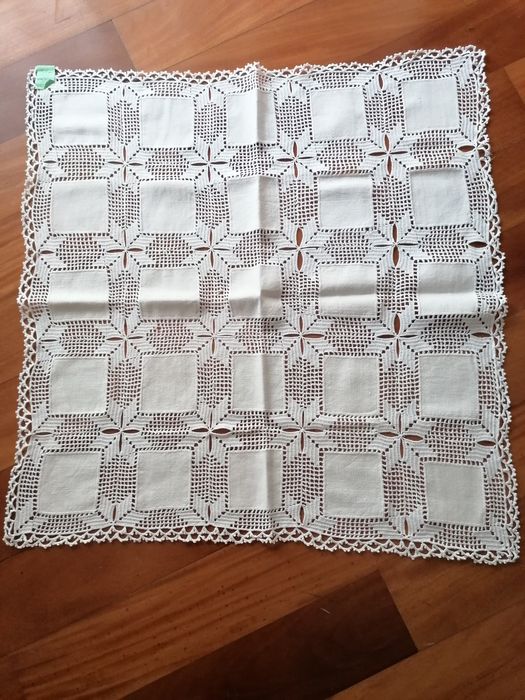 Linda Toalha em croché e em linho quadrada