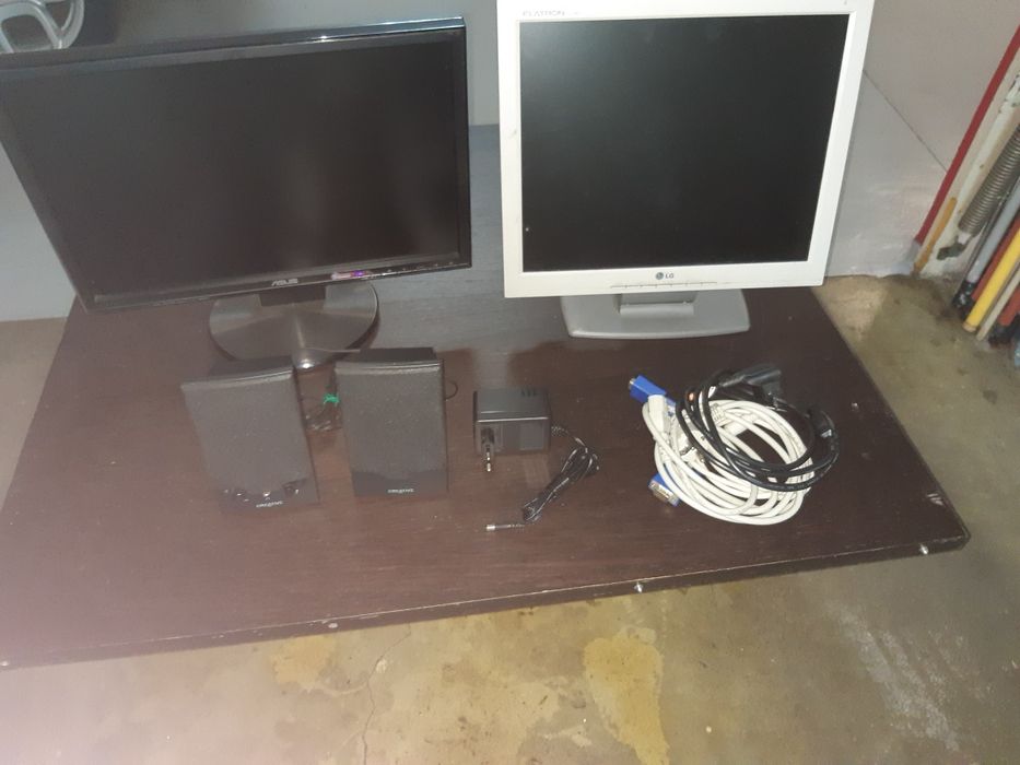 2 - Monitors, Asus and LG, 2 Speakers and a Keyboard64739229262851121