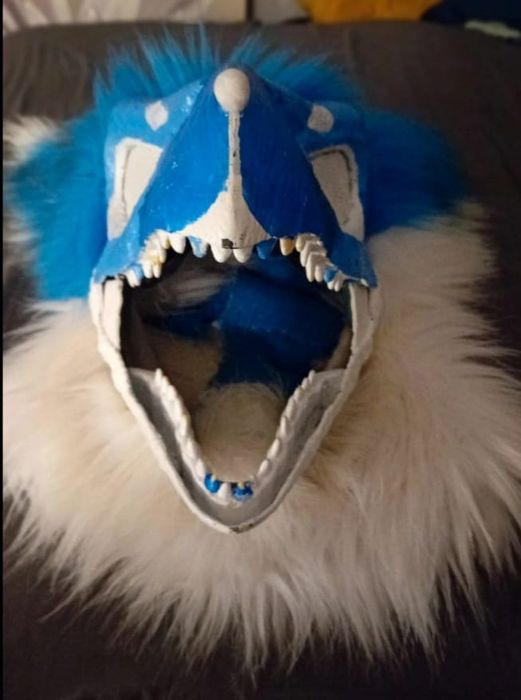 niebiesko biała dino maska koi