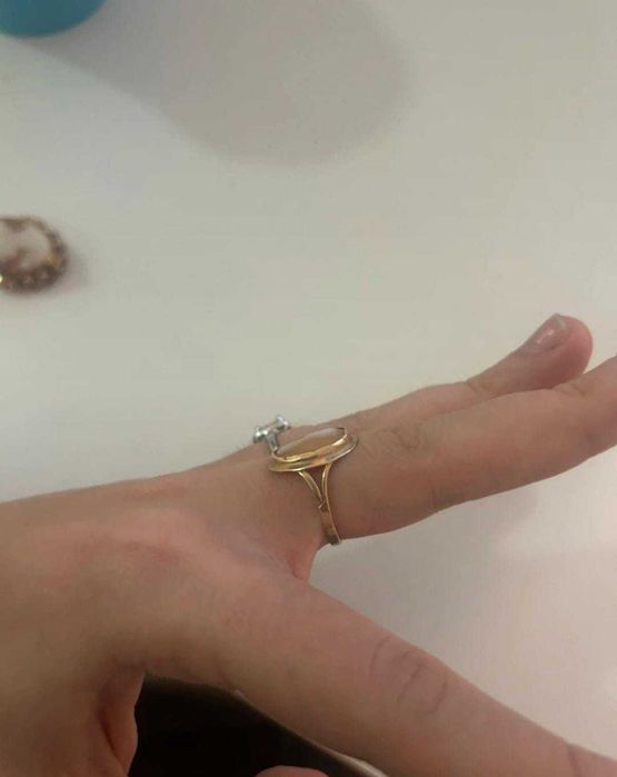 Sprzedam złoty pierścionek antyczny z kameą 585