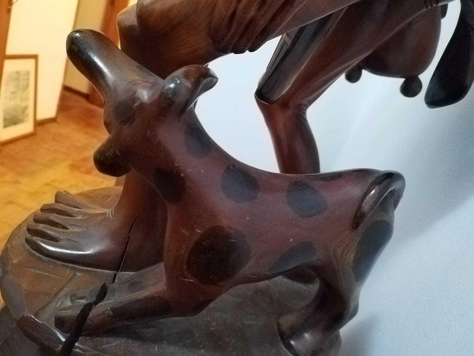 Escultura de caçador ancião com o seu cão- Madeira oriental