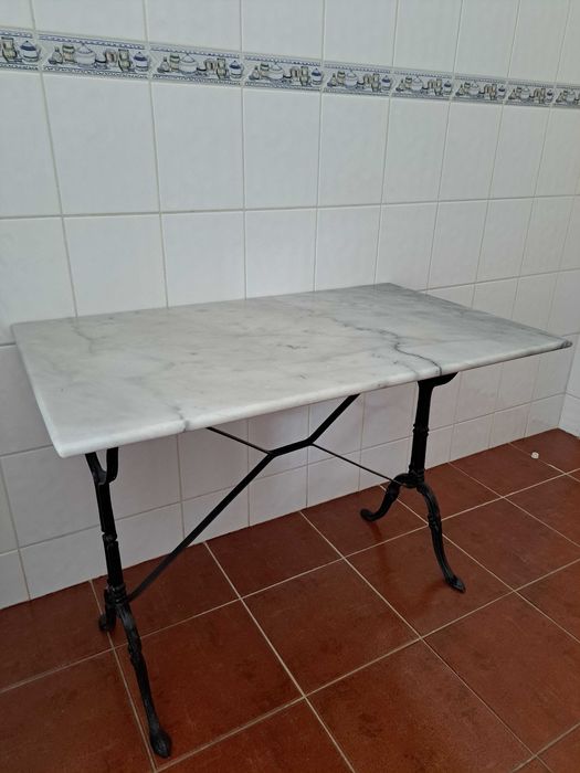 Mesa estilo bistro