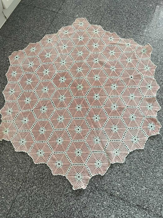 Encantadora toalha de mesa em renda, feita à mão