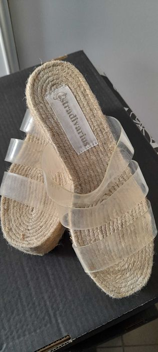 Klapki na wysokiej platformie