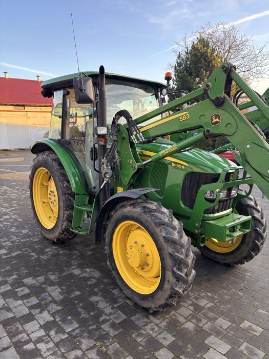 John Deere 5080r z turem, salon Polska
