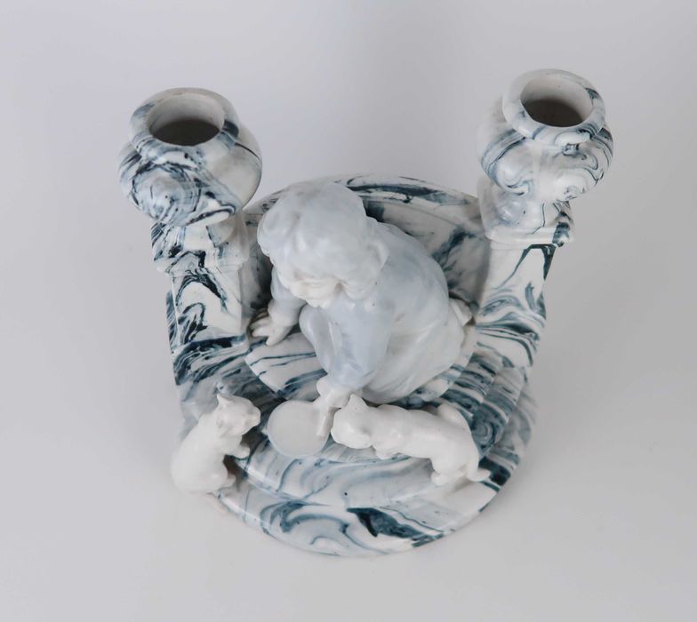 Escultura Castiçal em faiança marmorizada - Menina com gatos