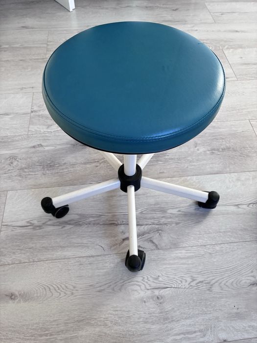 Stołek / taboret na kółkach - solidna konstrukcja