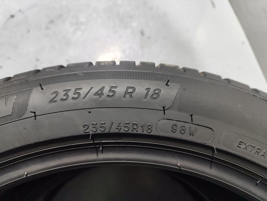 2 pneus semi novos 235-45R18 Michelin - Oferta da Entrega