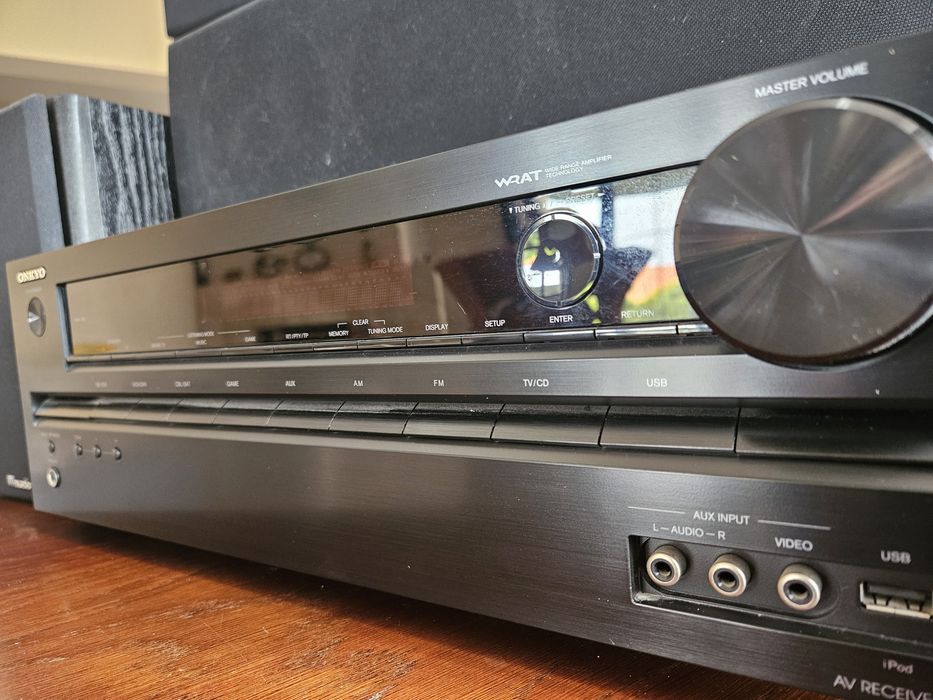 Kino domowe amplituner ONKYO głośniki M-audio 520 W