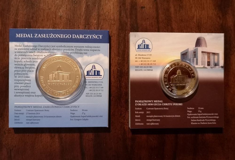 Dwa medale pamiątkowe.