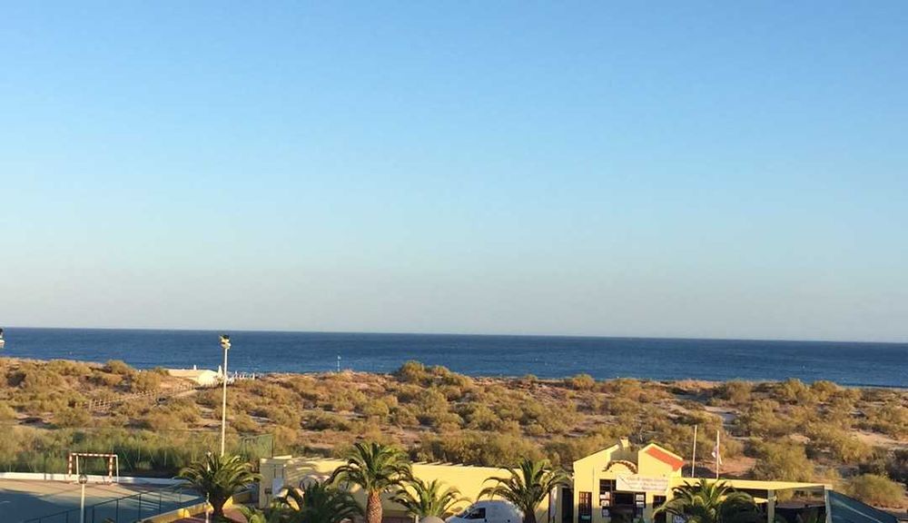 T2 com piscina, primeira linha de praia