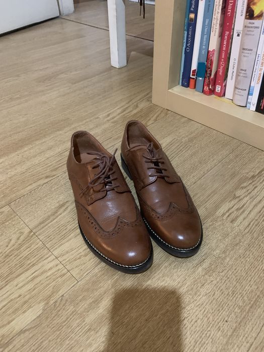 Sapatos de Pele Castanhos Novos