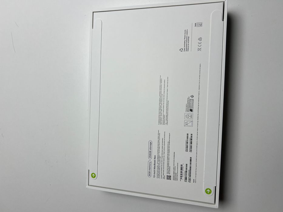 MacBook Neo 13 plomby