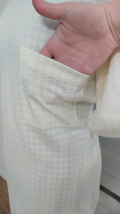 Sukienka ze skórzanym ozdobnym paskiem