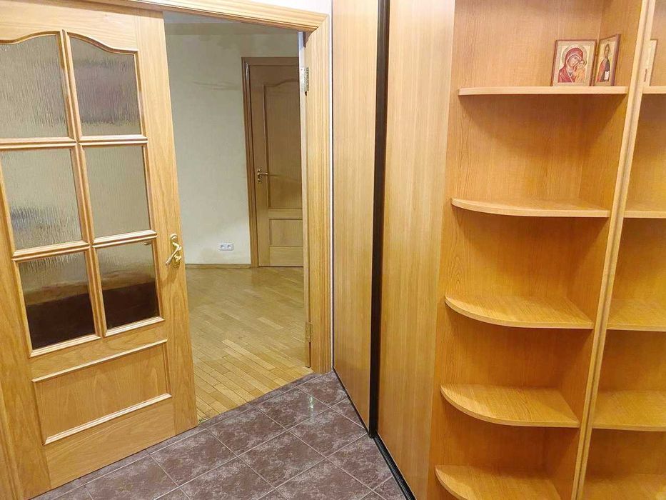 Продам квартиру Святошинська площа 1. метро Житомирська