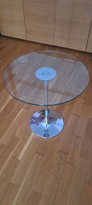 Mesa de apoio redonda em vidro com pé cromado