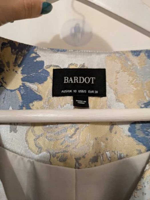 Vestido floral com botões Bardot
