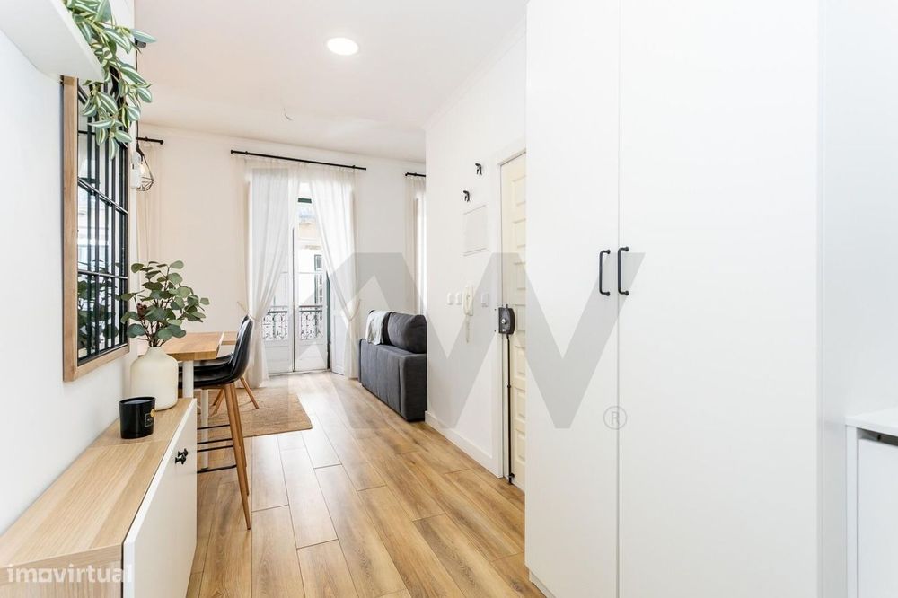 Apartamento T2 remodelado e mobilado no Bairro Alto — conforto e local
