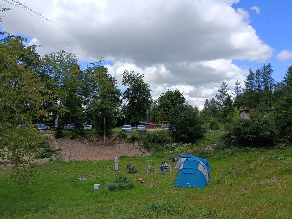 Pole namiotowe na Kaszubach nad jeziorem Mausz.