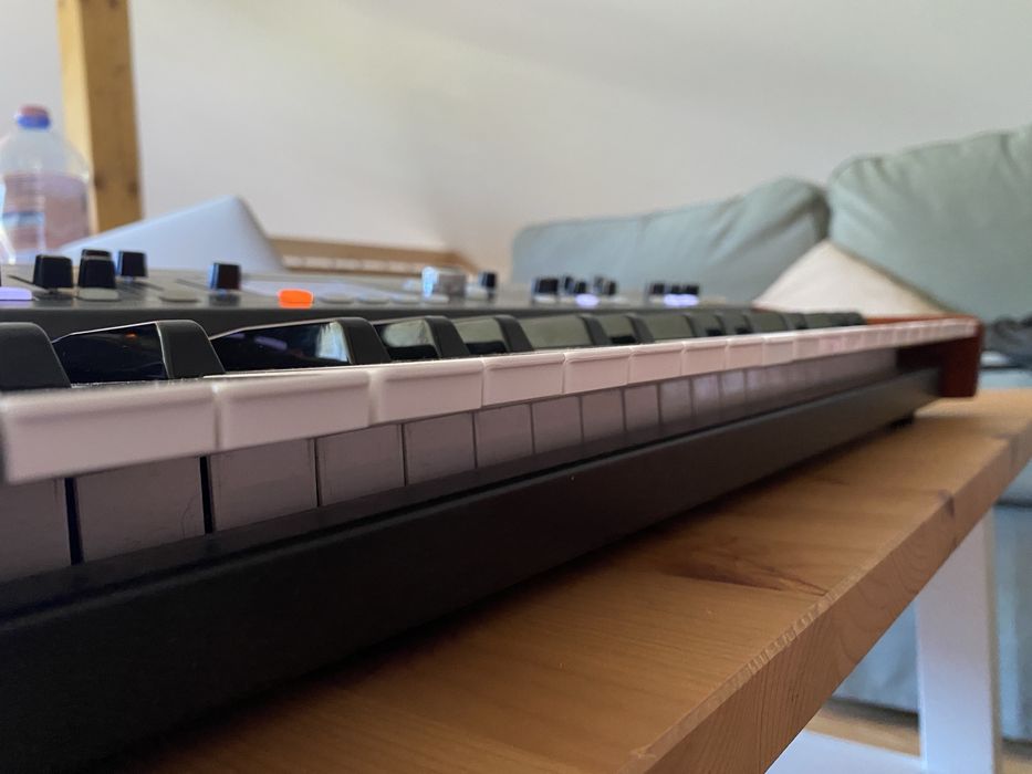 Behringer Deepmind 6
