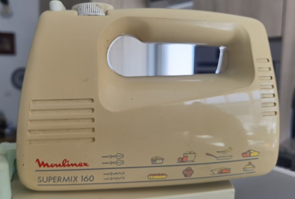 Batedeira Moulinex.