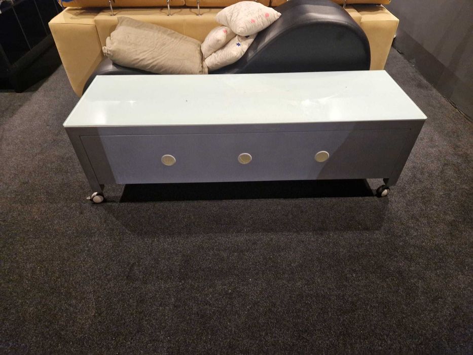 Móvel de TV em vidro e alumínio