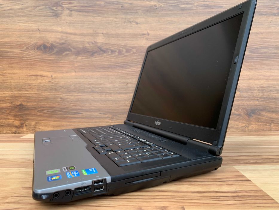 Laptop 17,3" Fujitsu  Celsius W920  16 ram/ i7 / Win 7