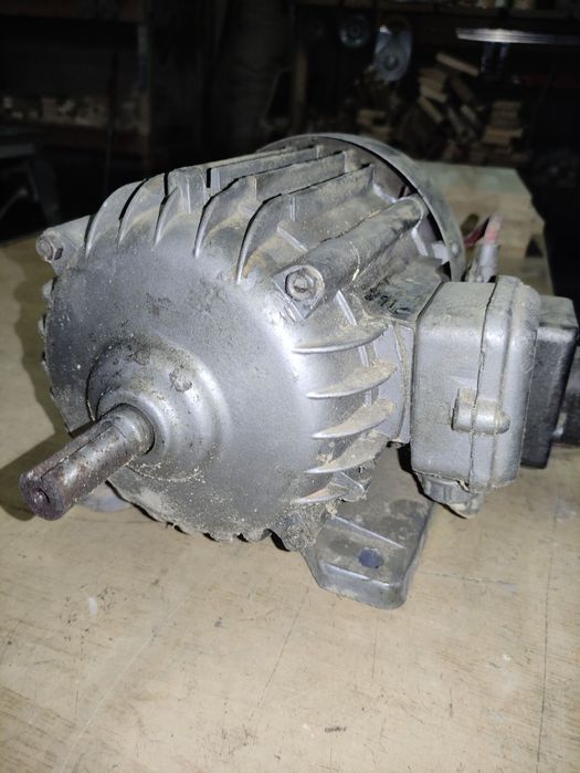 Електромотор (2 шт по 1000 грн)