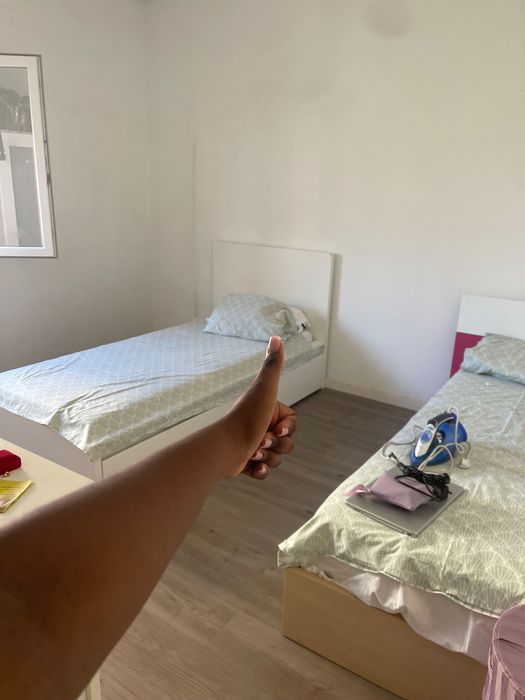 Camas individuais com gavetas e elevação com colchão