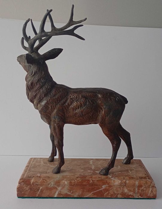 Figura jelenia na podstawie marmurowej