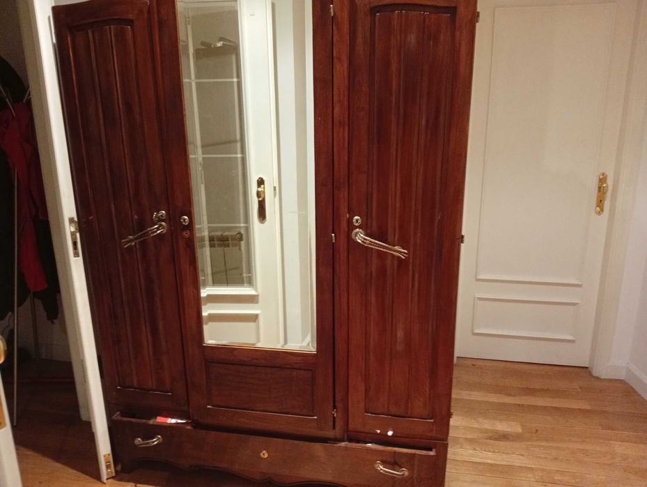 Vendo guarda roupa vintage em perfeito estado