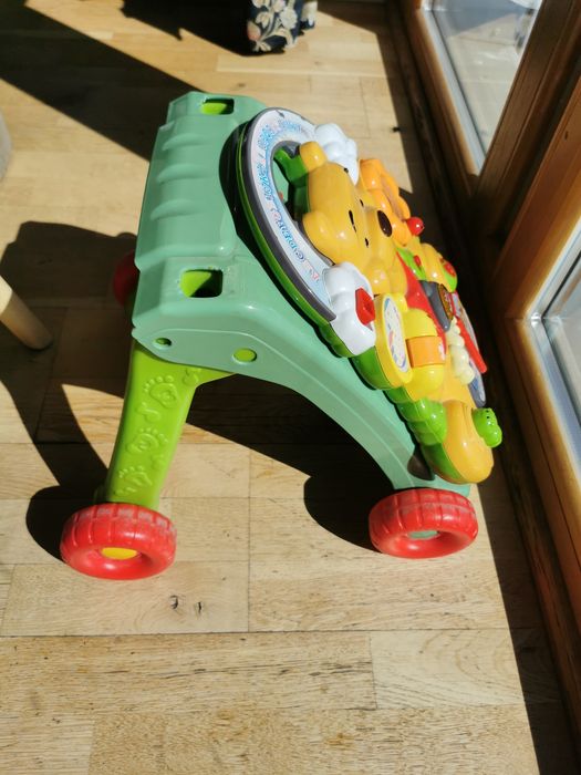 tablica  VTech z interaktywnymi elementami oraz motywem Kubusia.pchacz