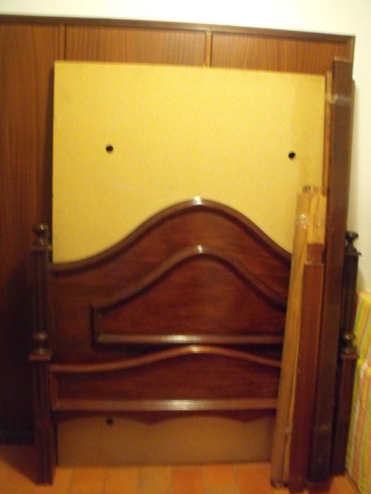 Vendo cama de casal s/ colchão