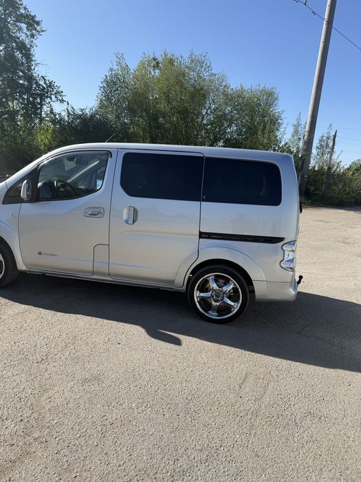 Ніссан Єнв200 з Норвегіі