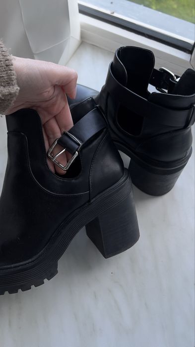 Ботільйони чорні Stradivarius
