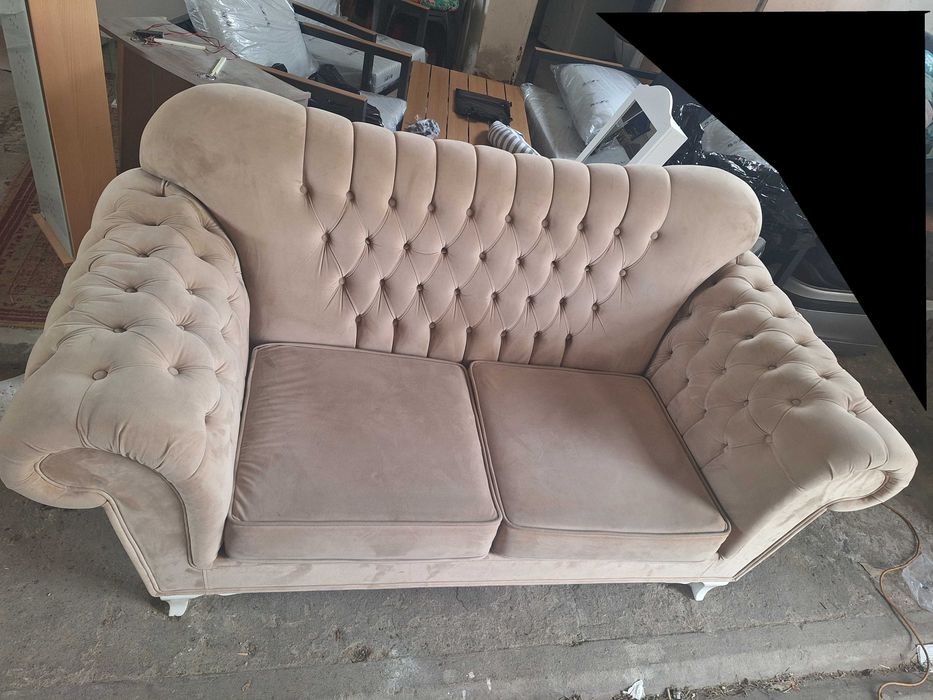Piękna elegancka sofa pikowana kremowa