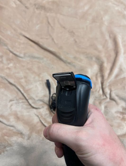 Електробритва Philips AquaTouch з тримером