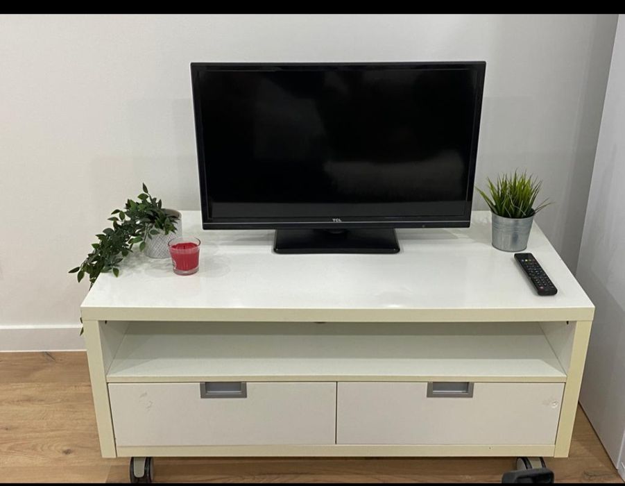 Móvel Ikea com rodas e duas gavetas em bom estado. Para desocupar.