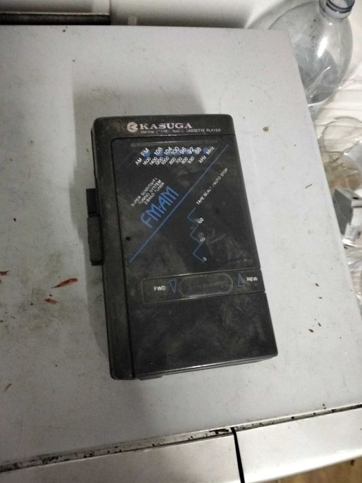 Rádios antigos entre outros eletrônicos para colecionadores