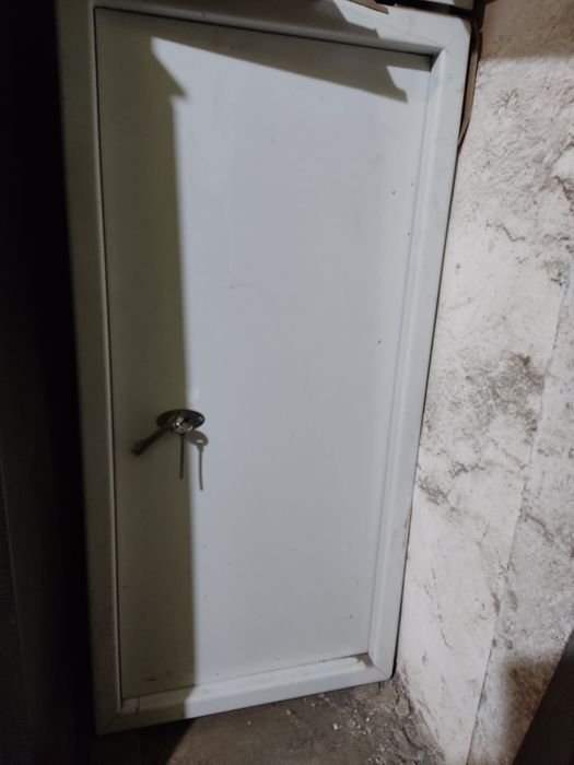 Продаю б.у сейф (93 см)