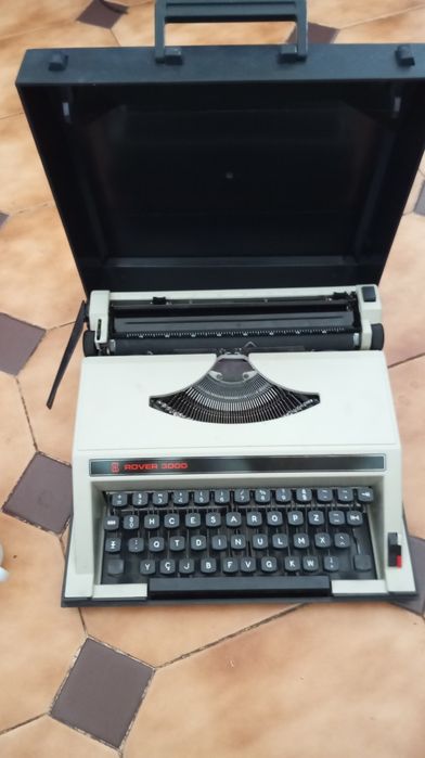 Máquina escrever com caixa.