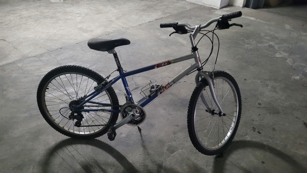 Bicicleta usada roda 24"
Pneus bons.