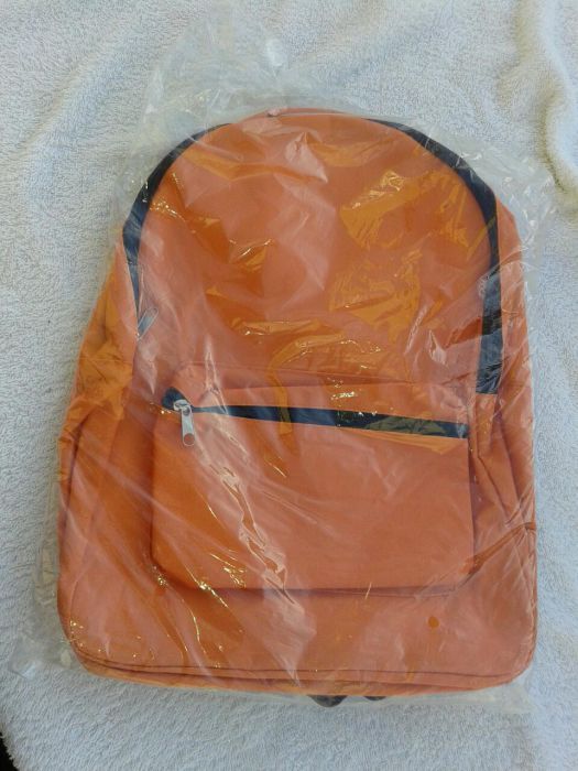 Mochila laranja. Nova escola