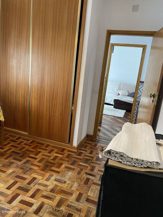 Vende-se T3 com grande espaço exterior em Santa Clara, Coimbra.