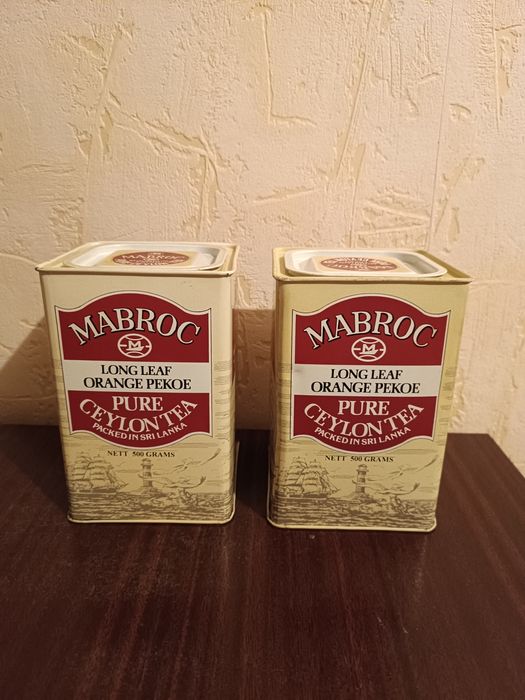 Коробки з-під чаю, банки.