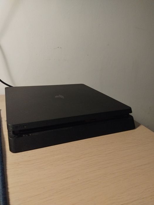 sprzedam konsole ps4 slim 1tb z 2 padami oraz 3 grami