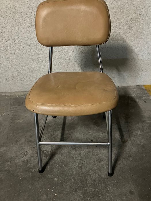 Cadeira vintage em tons camel